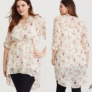 🎉 Sale! 🛍  🆕 Torrid - Ivory Floral Hi-Lob Top